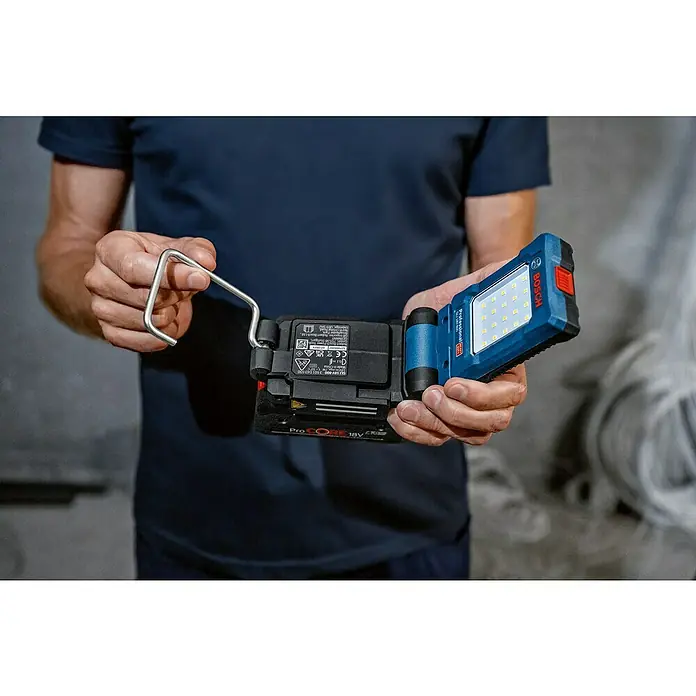 Bosch Professional AMPShare 18V LED-Akkustrahler GLI 18V-800 - 18 V, Ohne Akku, Lichtstrom: 800 lm - Eine akkubetriebene Bosch-Arbeitsleuchte mit LED-Technologie, die mit einem praktischen Aufhängehaken für flexible Einsatzmöglichkeiten ausgestattet ist.