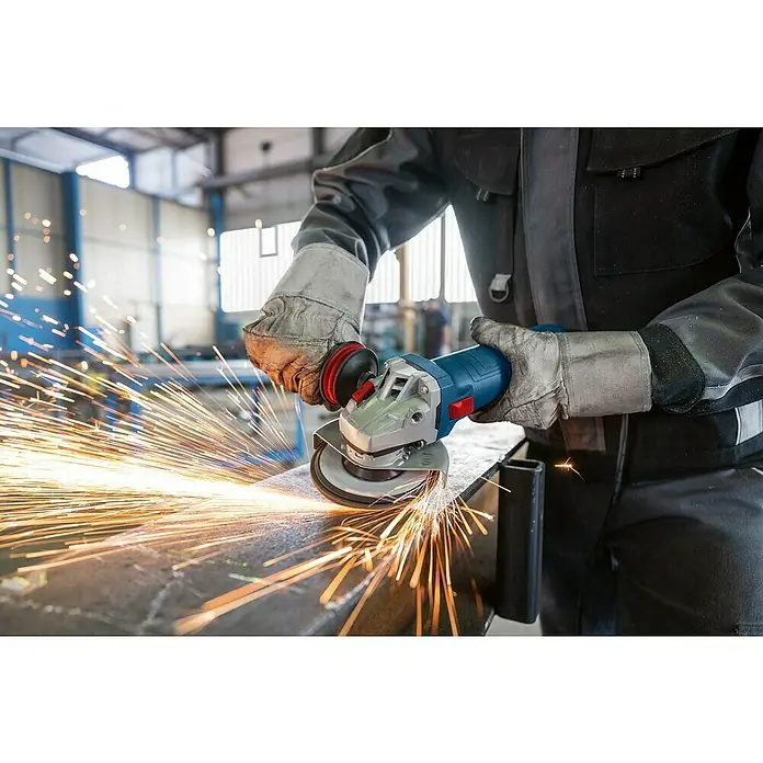 Bosch Professional Elektro-Winkelschleifer GWS 12-125 - 1.200 W, Durchmesser Scheibe: 125 mm - Funken sprühen, während ein Arbeiter mit einer Bosch-Flex Metalle bearbeitet, wobei die robuste Bosch-Flex im Mittelpunkt steht.