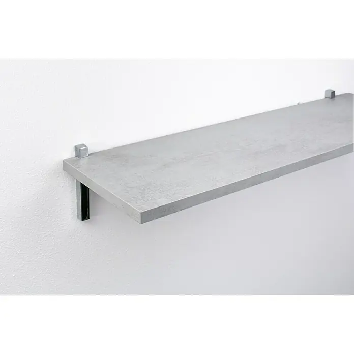 Format Regalboden Chany - L x B x H: 60 x 25 x 1,8 cm, Beton - Wandregal aus hellgrauem Beton mit silbernen Würfelhalterungen an einer weißen Wand. Schlichtes Design für modernen Stauraum.