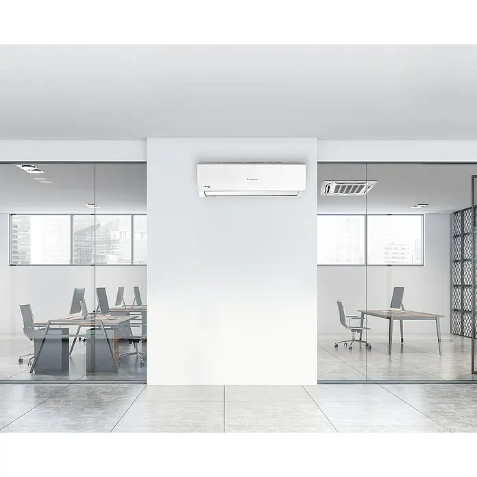 Ariston Aire acondicionado Inverter Alys R32 - 2.800 W, 2.600 W, 16 m², Blanco - Una oficina moderna con un aire acondicionado Ariston blanco en la pared, que proporciona un clima interior confortable. El diseño elegante se integra perfectamente.