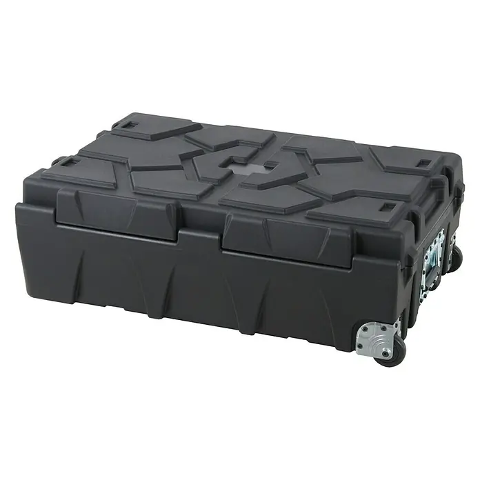 Hepco & Becker Aufbewahrungs- & Transportbox Strongmate 2002 - L x B x H: 590 x 880 x 320 mm, 83 l, High Density Polyethylen (HDPE) - Abgebildete ist eine robuste, schwarze Rollenbox, ideal für den Transport von Ausrüstung oder Werkzeugen. Sie bietet viel Stauraum und Mobilität.