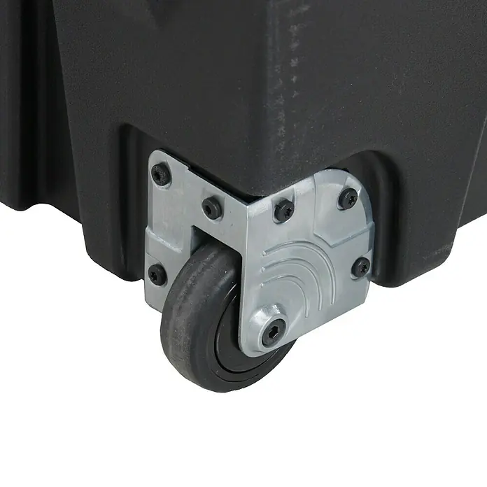 Hepco & Becker Aufbewahrungs- & Transportbox Strongmate 2002 - L x B x H: 590 x 880 x 320 mm, 83 l, High Density Polyethylen (HDPE) - Detailaufnahme einer schwarzen Transportkiste mit robusten Rollen, befestigt mit silberfarbenen Metallwinkeln.
