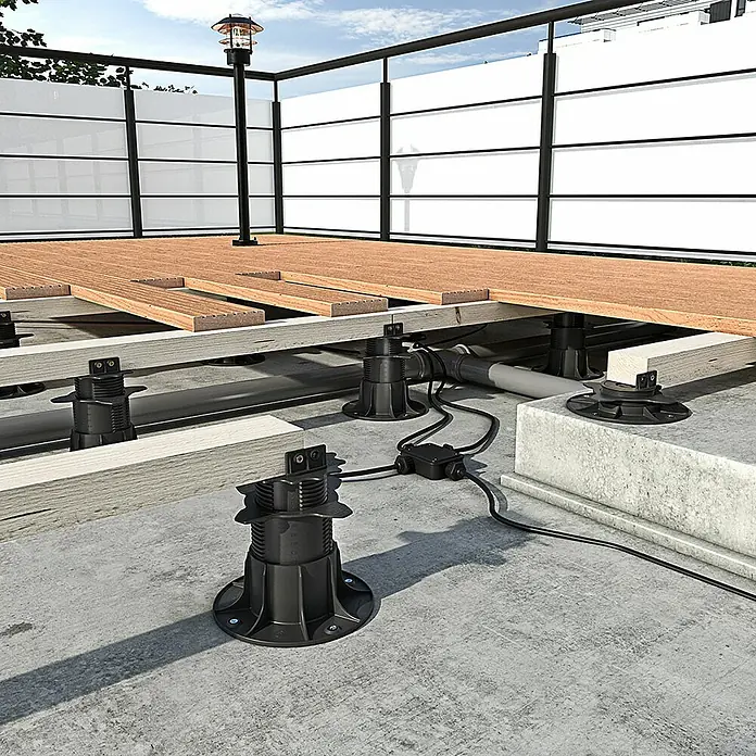 Langfit Stelzlager XL - 5 Stk., Höhenverstellung: 75 mm - 195 mm - Das Bild zeigt einstellbare Terrassenlager, die zur Unterstützung einer Holzterrasse auf einem Betonuntergrund verwendet werden. Perfekt für ebene Flächen.