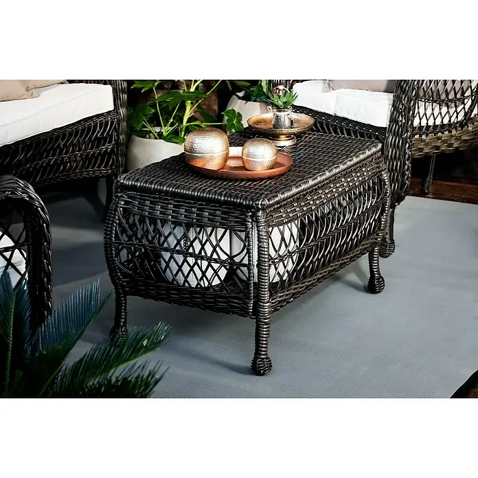 Sunfun Conjunto de muebles Savannah - 4 pzs., Ratán sintético/Acero, Marrón oscuro/Beige - Primer plano de una elegante mesa de ratán con decoración, perfecta para uso en exteriores.