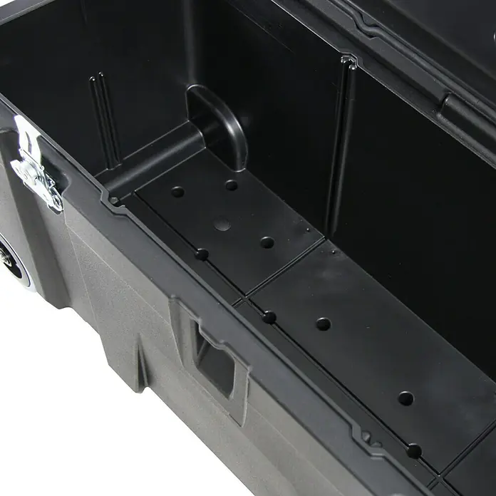 Hepco & Becker Aufbewahrungs- & Transportbox Strongmate 2001 - L x B x H: 400 x 1.000 x 470 mm, 100 l, High Density Polyethylen (HDPE) - Innenansicht einer schwarzen Werkzeugkiste mit Fächern. Ideal zur Organisation von Werkzeugen und Zubehör.