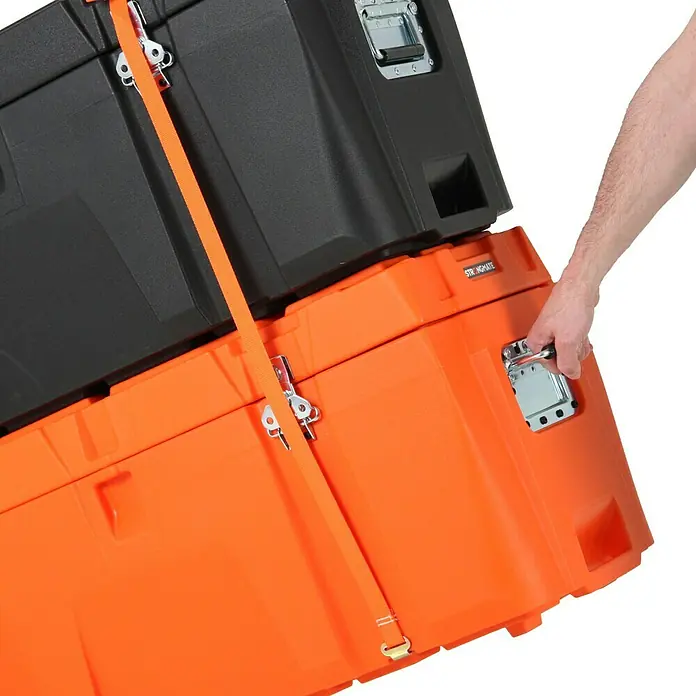 Hepco & Becker Aufbewahrungs- & Transportbox Strongmate 2001 - L x B x H: 400 x 1.000 x 470 mm, 100 l, High Density Polyethylen (HDPE) - Orangefarbene und schwarze STRONGHOLD Koffer, mit einem Gurt gesichert und von einer Person geöffnet. Praktische Aufbewahrungslösung.