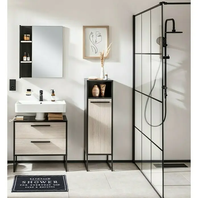 BAUHAUS Jannik Badmöbel-Set - Gesamtbreite Badmöbel: 65 cm, Steinesche/Anthrazit, Matt, Mit Midischrank, 5 -tlg. - Ein Badezimmer mit Waschtisch, Spiegel, Hochschrank und Duschkabine in modernem Design. Die Möbel sind in Holzoptik und Schwarz gehalten.