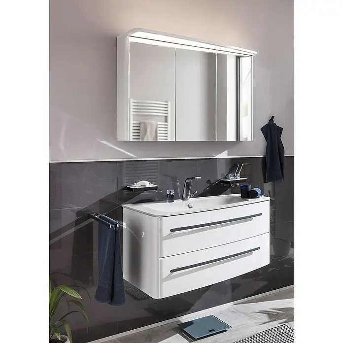 Lanzet Classico Badmöbel-Set CL10RWWA - 99,2 cm, Weiß, Farbe Griff: Anthrazit, Rechts - Modernes Badezimmer mit einem weißen Waschtischunterschrank und einem Spiegelschrank mit integrierter Beleuchtung.