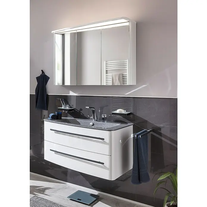 Lanzet Classico Badmöbel-Set CL10LMWA - 99,2 cm, Weiß, Farbe Griff: Anthrazit, Links - Elegantes Badezimmer-Interieur mit einem modernen Waschtisch mit Schubladen und einem Spiegelschrank mit integrierter Beleuchtung.