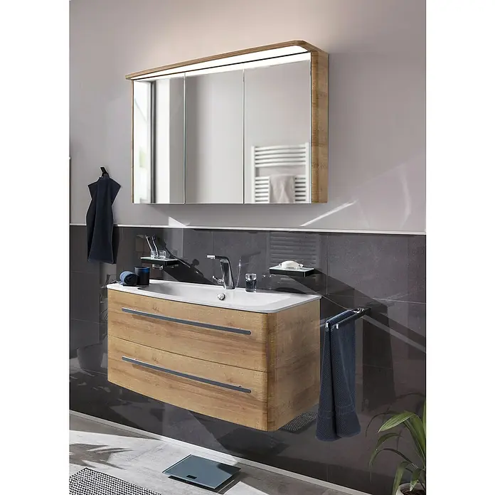 Lanzet Classico Badmöbel-Set CL10LWBA - 99,2 cm, Berg Eiche, Farbe Griff: Anthrazit, Links - Badezimmer-Waschtisch mit Holzstruktur, darunter zwei Schubladen und ein beleuchteter Spiegelschrank.