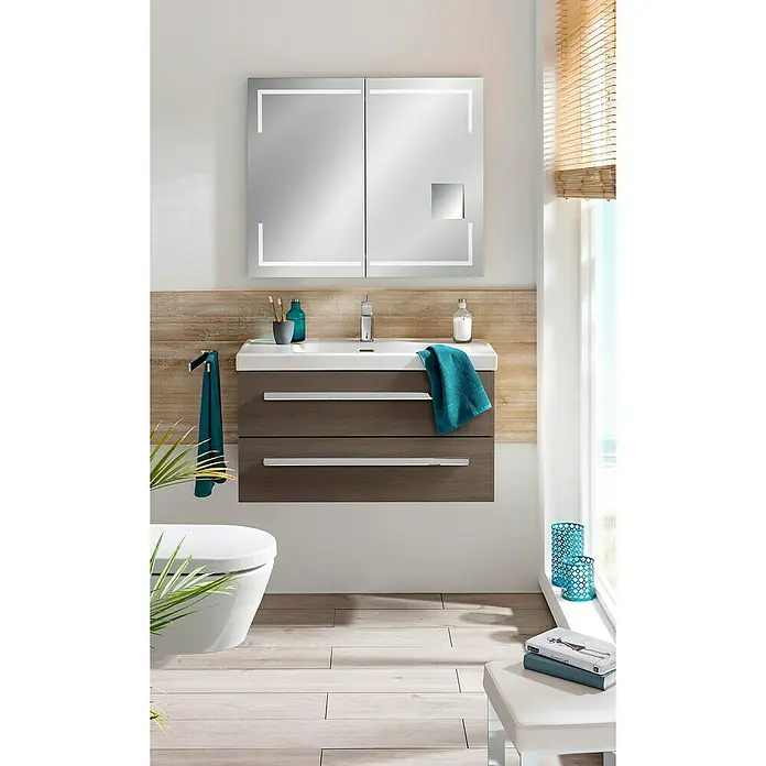 Lanzet K1 Badmöbel-Set K19E2 - 89,2 cm, Eiche Maron - Modernes Badezimmer mit Spiegelschrank, Waschtischunterschrank und weißen Keramikwaschtisch mit Handtüchern, Dekoration und Ablageflächen.