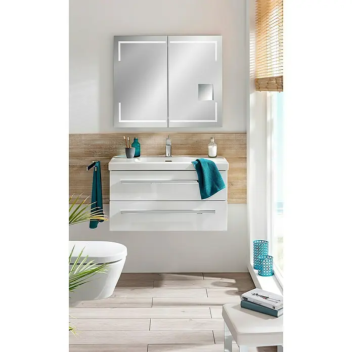 Lanzet K1 Badmöbel-Set K19W2 - 89,2 cm, Weiß - Modernes Badezimmer mit einem weißen Waschtischunterschrank mit zwei Schubladen und einem beleuchteten Spiegelschrank.