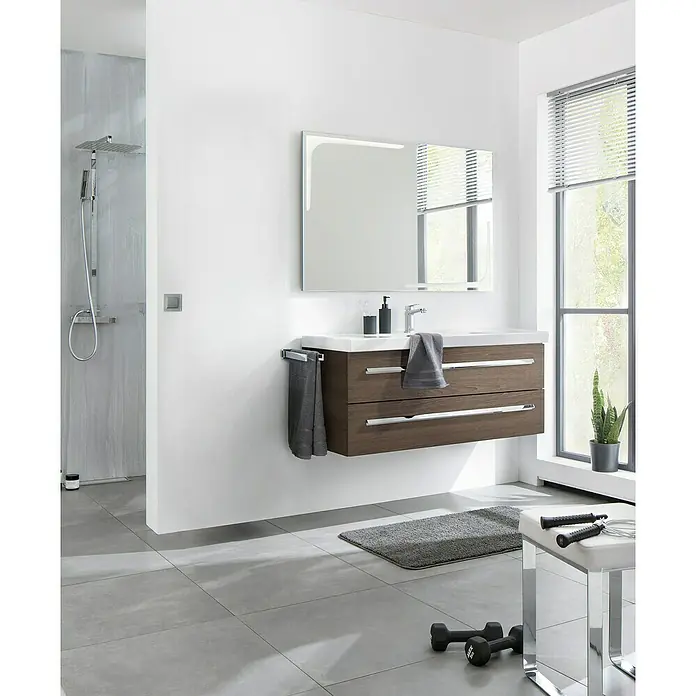 Lanzet K1 Badmöbel-Set K11E1 - 119,2 cm, Eiche Maron - Ein modernes Badezimmer mit einem eleganten Waschtischunterschrank mit Schubladen und einem beleuchteten Spiegel. Das Design ist minimalistisch.