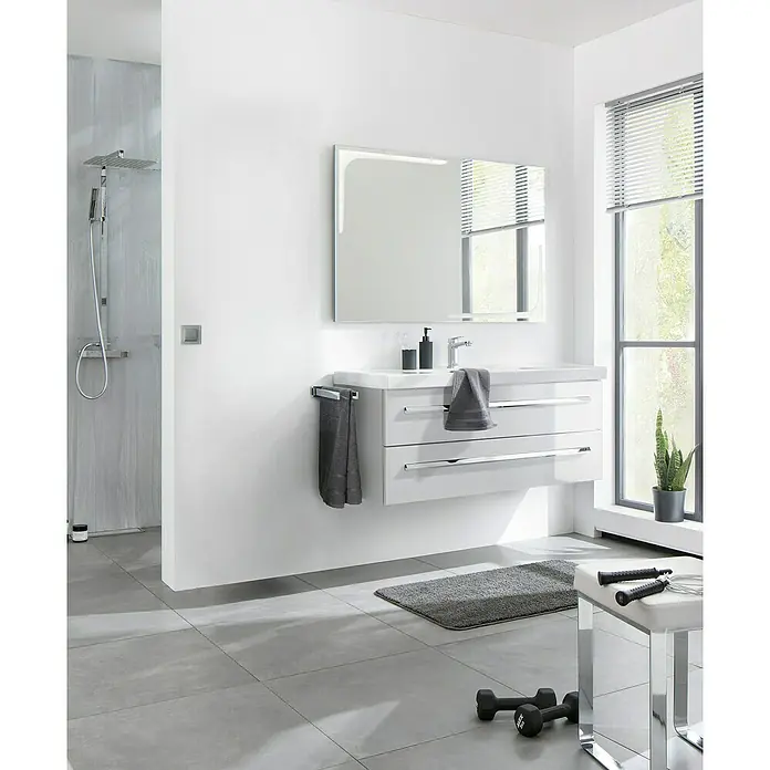 Lanzet K1 Badmöbel-Set K11W1 - 119,2 cm, Weiß - Badezimmer mit modernem Waschtischunterschrank in Weiß, Handtuchhalter und beleuchtetem Spiegel für stilvolles Ambiente.