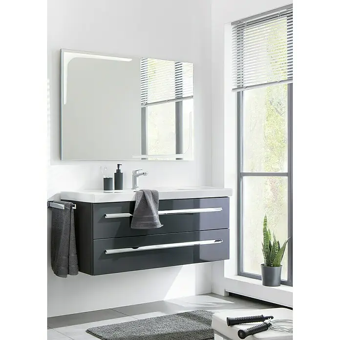 Lanzet K1 Badmöbel-Set K11G1 - 119,2 cm, Grafit - Modernes Badezimmer-Interieur mit grauem Waschtischunterschrank, Spiegel und Fenster mit Jalousien.
