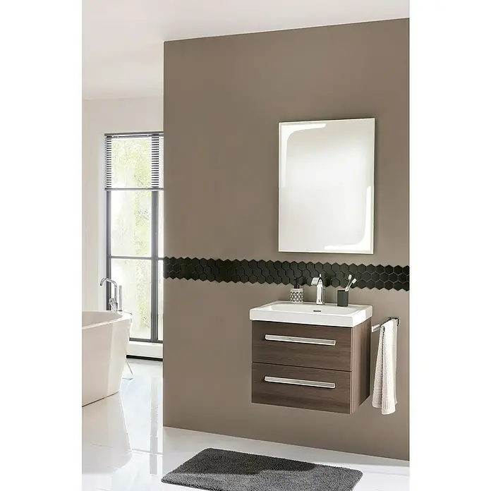 Lanzet K1 Badmöbel-Set K16E1 - 59,2 cm, Eiche Maron - Badezimmerwaschtisch mit zwei Schubladen und einem weißen Waschbecken mit Handtuch und Spiegel an der Wand.