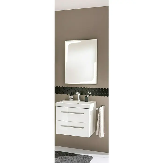 Lanzet K1 Badmöbel-Set K16W1 - 59,2 cm, Weiß - Elegantes Badezimmer-Ensemble mit weißem Waschtischunterschrank, modernem Spiegel und schwarzen Hexagon-Fliesen für ein stilvolles Ambiente.