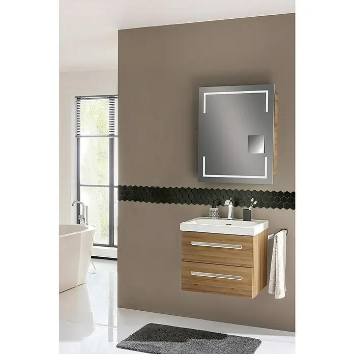 Lanzet K1 Badmöbel-Set K16B2R - Gesamtbreite Badmöbel: 59,2 cm, Berg Eiche, DIN Anschlag: Rechts - Elegantes Badezimmer-Setup mit einem beleuchteten Spiegelschrank und einem Unterschrank aus Holz mit Waschbecken, das moderne Design und Funktionalität vereint.