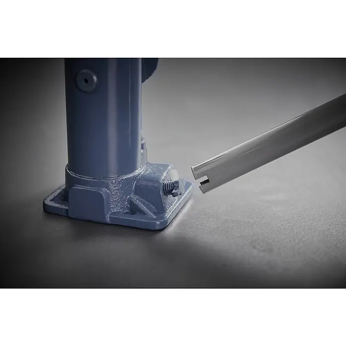 Cartrend Hydraulischer Flaschenwagenheber - 2.000 kg - Nahaufnahme eines hydraulischen Wagenhebers mit einem grauen Griff, der bereit ist, in seine Basis eingeführt zu werden.