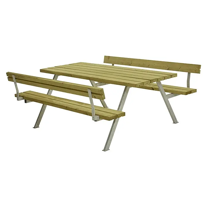 Plus Sitzgruppen-Set Alpha - Natur/Kesseldruckimprägniert, Kiefer/Fichte & Stahl, 6 Personen, mit Rückenlehne - Ein Gartentisch mit Bänken und Rückenlehne. Die Tischplatte und Sitzflächen sind aus Holz, während die Beine aus Metall gefertigt sind.