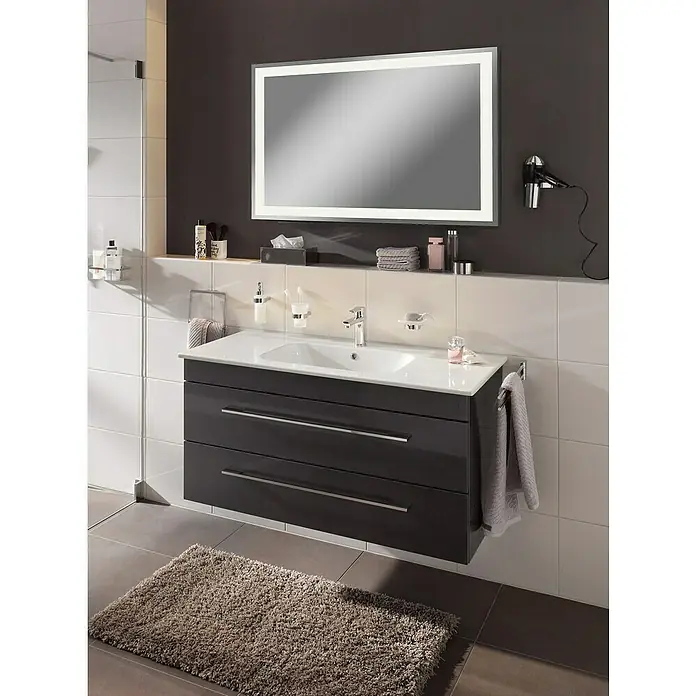 Lanzet K5 Badmöbel-Set K51G1 - 117,9 cm, Grafit - Elegantes Badezimmer-Interieur mit einem modernen Waschbeckenunterschrank in Anthrazit und einem beleuchteten Spiegel.