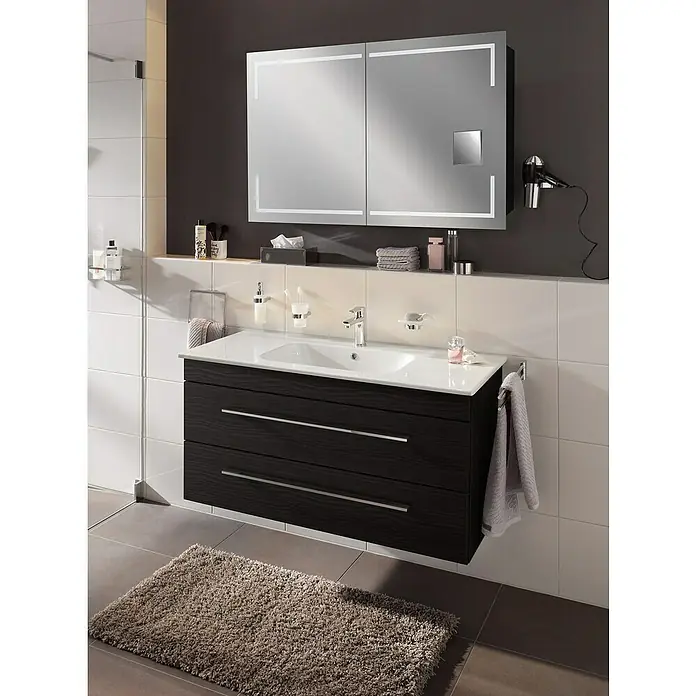 Lanzet K5 Badmöbel-Set K51D2 - 117,9 cm, Dark Oak - Elegantes Badezimmer-Interieur mit einem modernen Waschtischunterschrank in dunklem Holz und einem beleuchteten Spiegelschrank.
