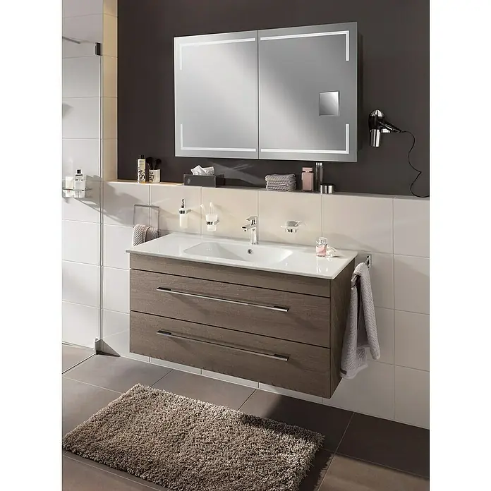 Lanzet K5 Badmöbel-Set K51E2 - 117,9 cm, Eiche Maron - Modernes Badezimmer mit Unterschrank in Holzoptik, Aufsatzwaschbecken, Spiegelschrank und grauem Teppich für stilvolles Ambiente.