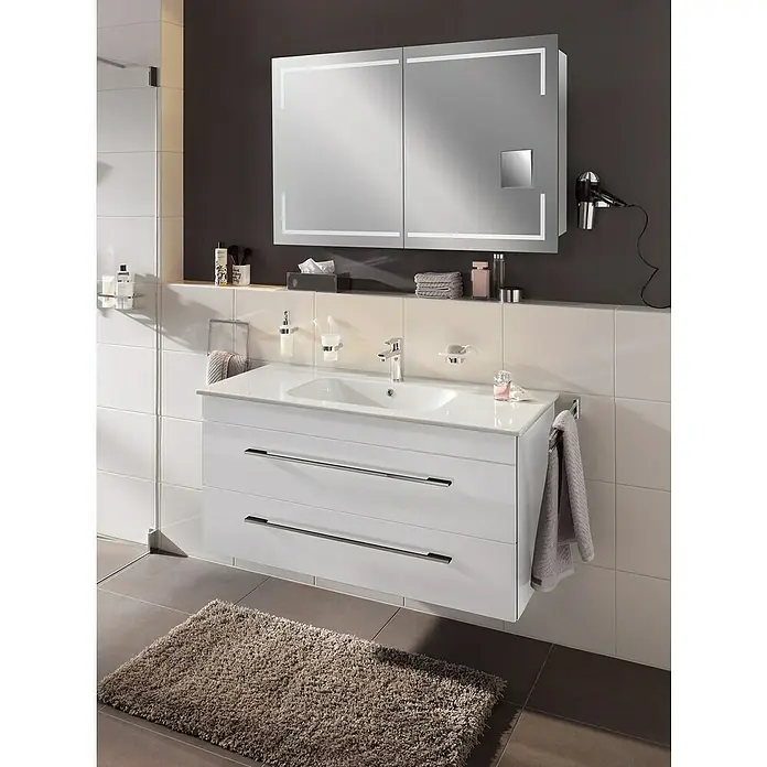 Lanzet K5 Badmöbel-Set K51W2 - 117,9 cm, Weiß - Elegantes Badezimmer-Interieur mit einem Waschtischunterschrank in Hochglanz Weiß, einem Spiegel mit integrierter Beleuchtung und modernen Armaturen.