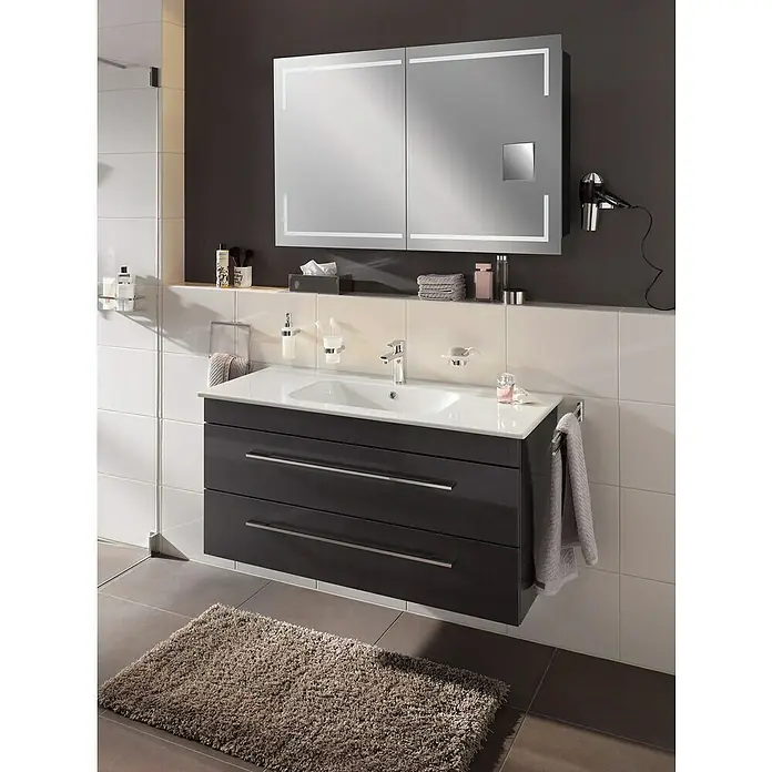 Lanzet K5 Badmöbel-Set K51G2 - 117,9 cm, Grafit - Modernes Badezimmer-Interieur mit einem stilvollen Waschbeckenunterschrank mit Schubladen und einem beleuchteten Spiegelschrank.