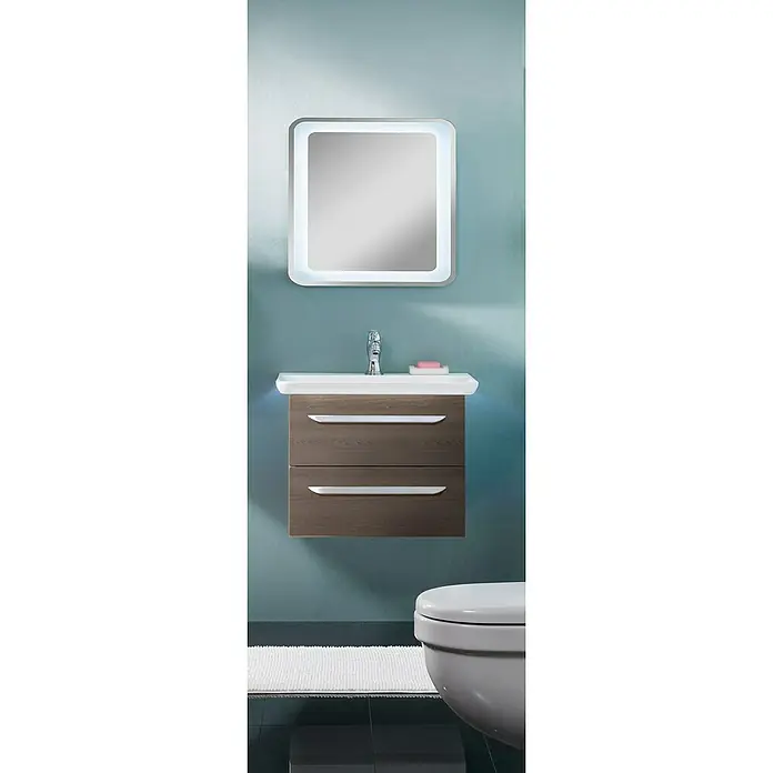 Lanzet M9 Badmöbel-Set M96E1 - 59,2 cm, Eiche Maron - Ein modernes Badezimmer mit einem beleuchteten Spiegel, einem Waschbeckenunterschrank in Holzoptik und einer Toilette mit weissem Deckel.