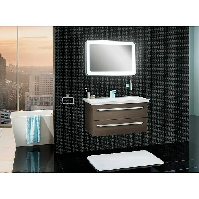 Lanzet M9 Badmöbel-Set M99E1 - 89,2 cm, Eiche Maron - Elegantes Badezimmer-Interieur mit Waschtischunterschrank und beleuchtetem Spiegel, kombiniert mit moderner Badewanne vor urbaner Skyline.