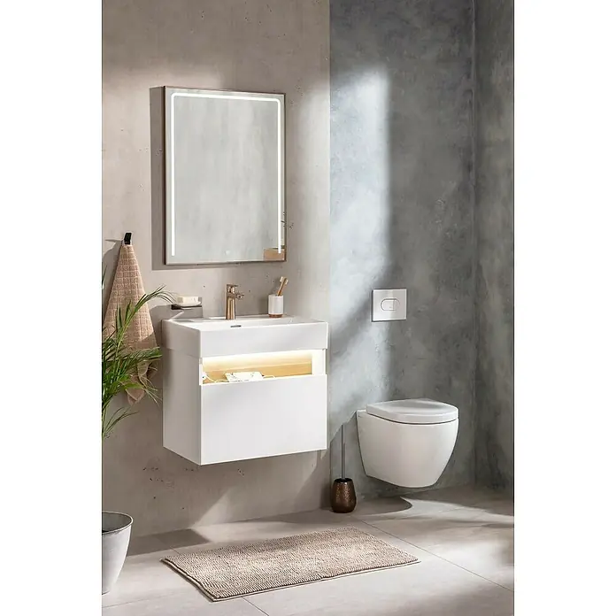 Camargue Nature Badmöbel-Set NA61 - Gesamtbreite Badmöbel: 60 cm, Weiß, Matt - Badezimmerinterieur mit einem modernen Waschtisch mit Unterschrank, beleuchtetem Spiegel und einer wandhängenden Toilette.