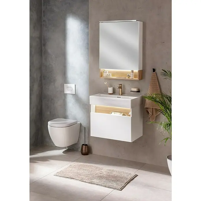 Camargue Nature Badmöbel-Set NA62L - Gesamtbreite Badmöbel: 60 cm, DIN Anschlag: Links, Weiß, Matt - Ein modernes Badezimmer mit hängender Toilette, Waschtisch mit Unterschrank und Spiegelschrank mit Beleuchtung.