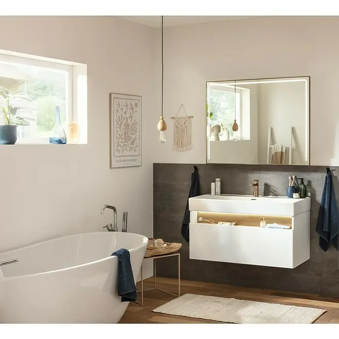 Camargue Nature Badmöbel-Set NA101 - 100 cm, Weiß, 1 Hahnloch - Modernes Badezimmer mit einem weißen Waschtischunterschrank und einem beleuchteten Spiegel. Der Waschtisch ist elegant und funktional.