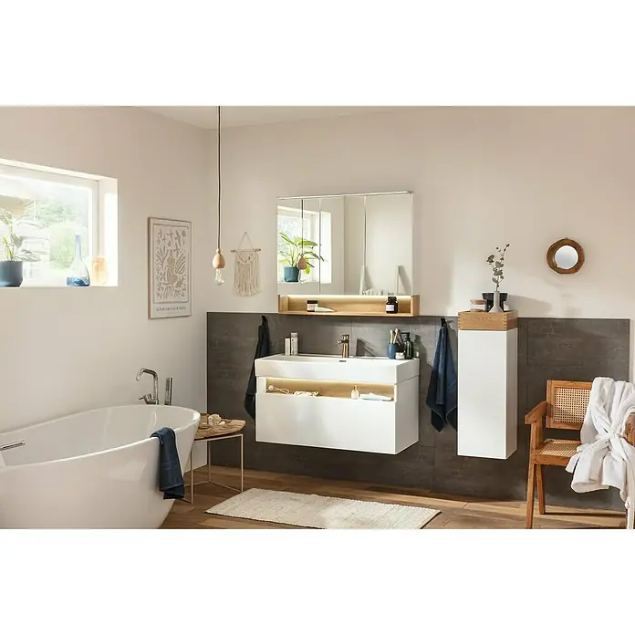 Camargue Nature Badmöbel-Set NA102M - 100 cm, Weiß, 1 Hahnloch - Das Badezimmer verfügt über einen Waschtisch mit beleuchteten Fächern, einem Spiegelschrank und einer freistehenden Badewanne.
