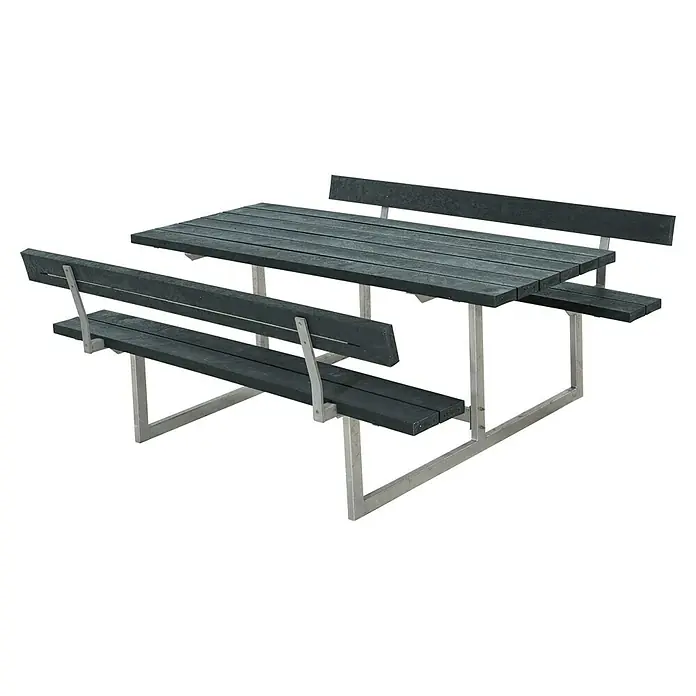 Plus Sitzgruppen-Set Basic - Grau, Stahl/ReTex, 6 Personen, mit Rückenlehne - Außenansicht eines Esstisches mit zwei Bänken. Die Tischplatte und die Bänke sind aus dunklem Holz gefertigt und das Gestell aus Metall.