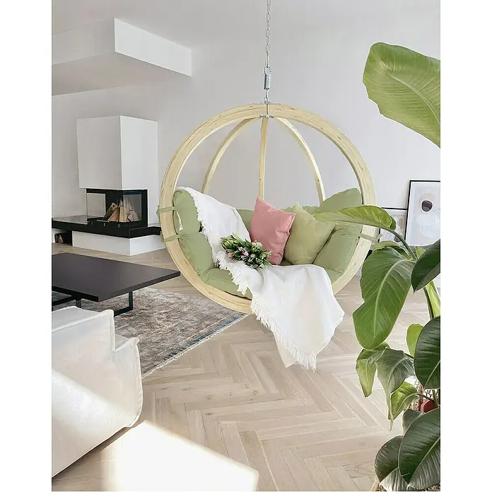 Amazonas Hängesessel Globo Chair - L x B x H: 69 x 118 x 121 cm, Natur/Grün - Elegantes Interieur mit einem schwebenden Korbsessel, der mit Kissen und einer Decke dekoriert ist, ideal für entspannte Lesestunden.