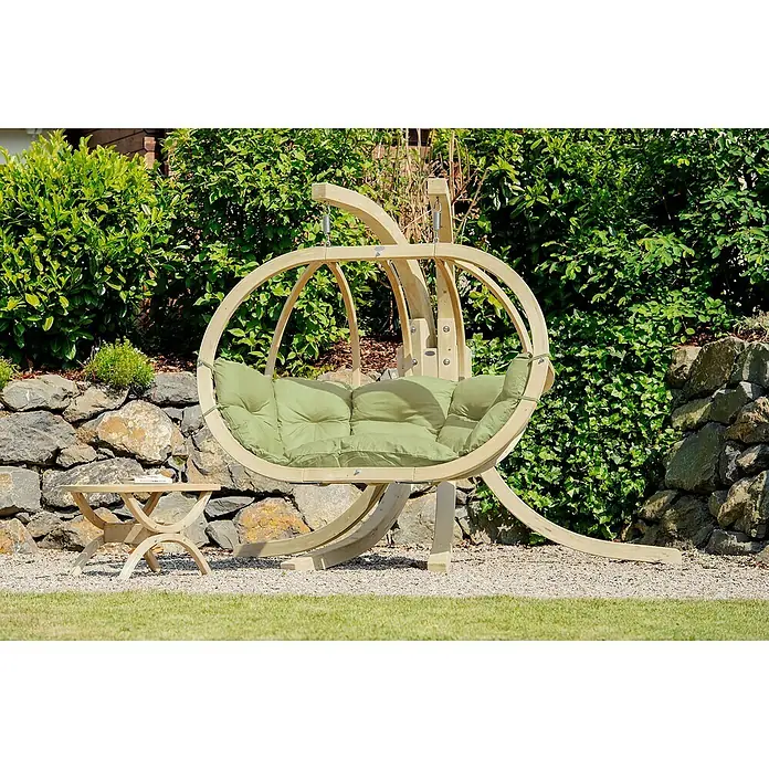 Amazonas Hängesessel Globo Royal Chair - L x B x H: 176 x 72 x 118 cm, Natur/Grün - Einladender Hängekorb-Sessel mit grünen Kissen und kleinem Beistelltisch im Garten.