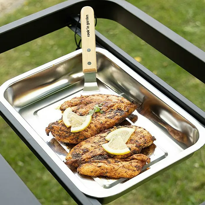 Mesa de barbacoa Reva 110 Premium para barbacoa - L x An x Al: 65 x 121 x 110 cm - Bandeja para servir con pollo a la parrilla, rodajas de limón y un utensilio de cocina con mango de madera, ideal para fiestas en el jardín.