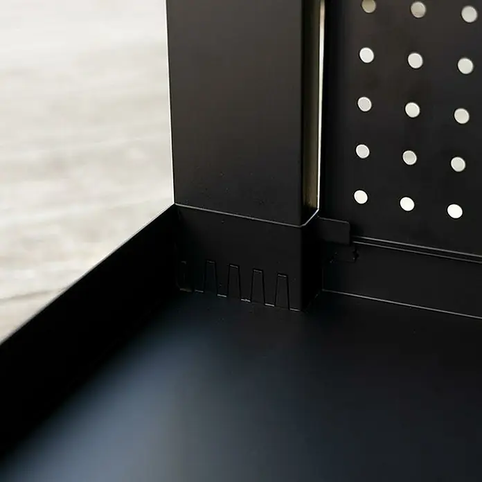 Mesa de barbacoa Reva 110 Premium para barbacoa - L x An x Al: 65 x 121 x 110 cm - Primer plano de una caja metálica negra, que destaca la construcción robusta y la fabricación precisa del producto.