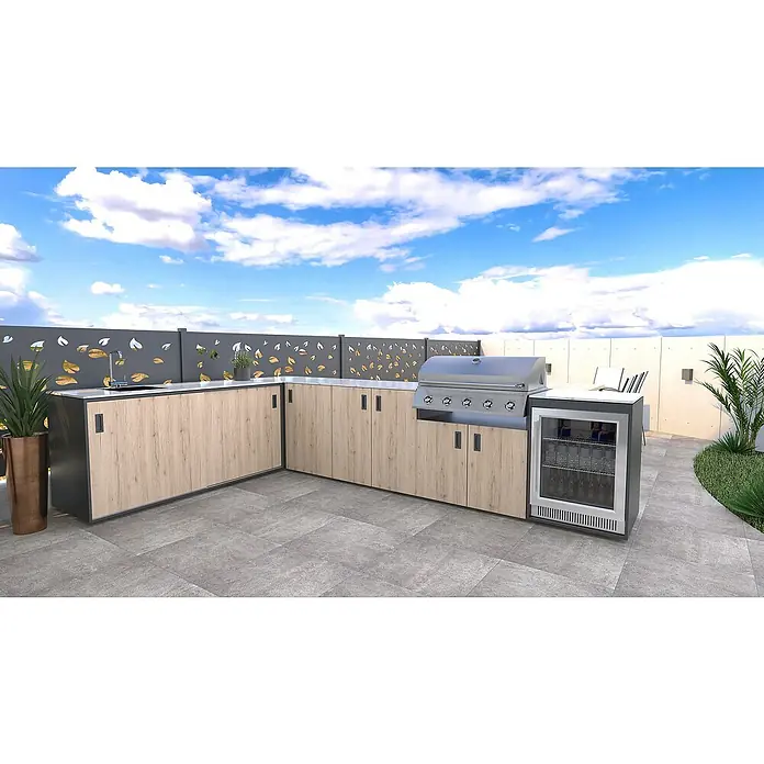 Bellano Living Outdoorküchen-Modul Grillelement - Eiche, B x T x H: 90 x 63,4 x 92 cm - Außenküche mit Grill, Spüle und Kühlschrank vor blauem Himmel.