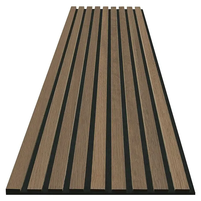 b!design Wandpaneel Wall Prime Akustikline - Eiche Rustikal, 2.440 x 535 mm - Holzpaneel zur Wanddekoration. Die Holzlatten sind auf einer schwarzen Basis montiert, was einen modernen Look erzeugt.