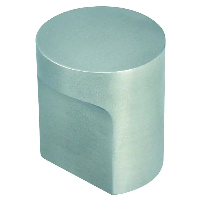 Nesu Pomo para muebles 8227 - Ø x Al: 25 x 28 mm - Primer plano de un moderno tirador de mueble plateado con forma cilíndrica y bordes redondeados, ideal para diseños contemporáneos.