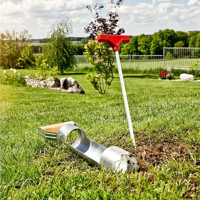 Windhager Zubehör-Set für Wühlmausfallen - 2 -tlg., Metall, Verzinkt - Nahaufnahme eines Blumenzwiebelpflanzers und eines Ausstechers auf einer Wiese, die Gartenarbeit einfach machen.