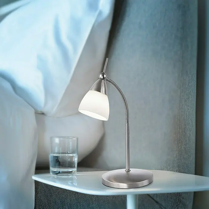 Paul Neuhaus Tischleuchte Pino - 3 W, L x B x H: 30 x 29,5 x 45 cm, Stahl, Weiß - Eine moderne Schreibtischleuchte mit einem flexiblen Arm und einem runden Lampenschirm steht auf einem Nachttisch.