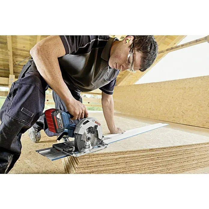 Bosch Professional AMPShare 18V Akku-Handkreissäge GKS 18V-57 G L-Boxx - 18 V, 1 Akku, Leerlaufdrehzahl: 3.400 U/min - Ein Handwerker, der eine Bosch Akku-Kreissäge GKT 18V-52 GC zum Schneiden von Holz verwendet, mit Schutzbrille und Gehörschutz für sicheres Arbeiten.