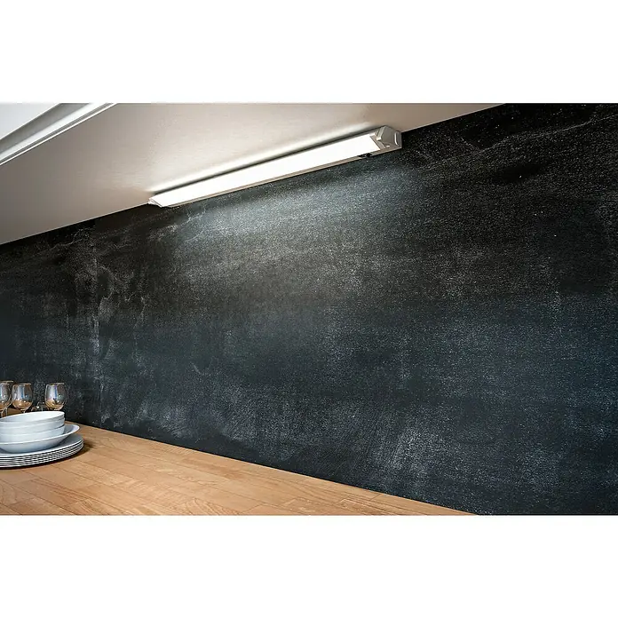 Osram Linear LED-Unterbauleuchte Turn - Länge: 35,7 cm, Warmweiß - Diese Nahaufnahme zeigt eine elegante Küchenarbeitsplatte mit stilvoller Beleuchtung und Geschirr.