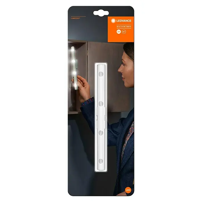 Ledvance Barra luminosa LED Lumistixx - Blanco diurno, Funciona con pilas, 1 ud. - Barra de luz LEDVANCE Lumistixx en su embalaje, destacada por la iluminación y el logo LED, presentada como una solución de iluminación práctica.