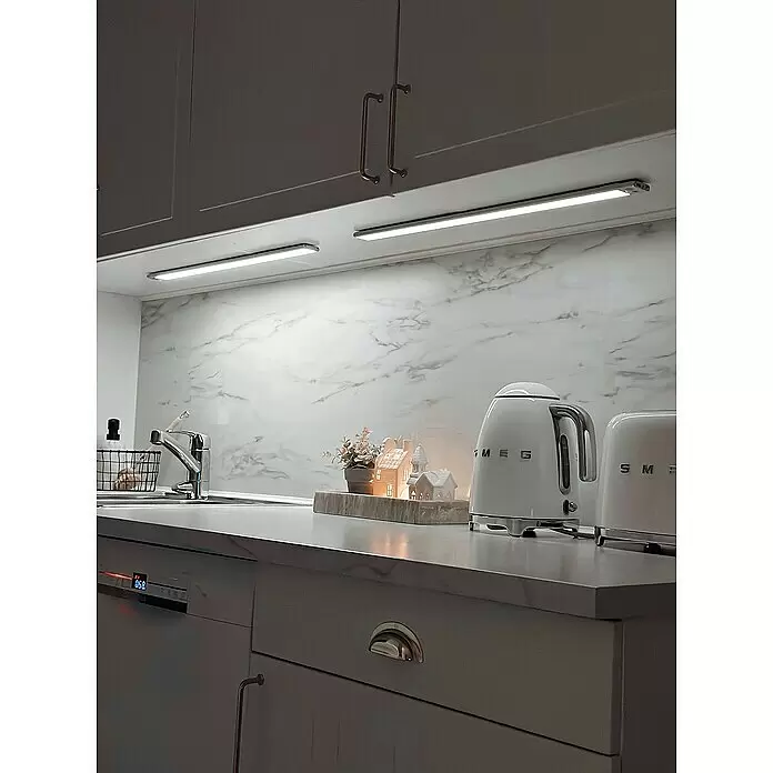 Osram LED-Unterbauleuchte Linear Flat Sensor + USB - L x B x H: 60 x 0,93 x 4 cm, Lichtfarbe: Mehrfarbig - Helle Unterbau-LED-Streifen beleuchten eine moderne Küchenarbeitsplatte und Marmor-Rückwand.