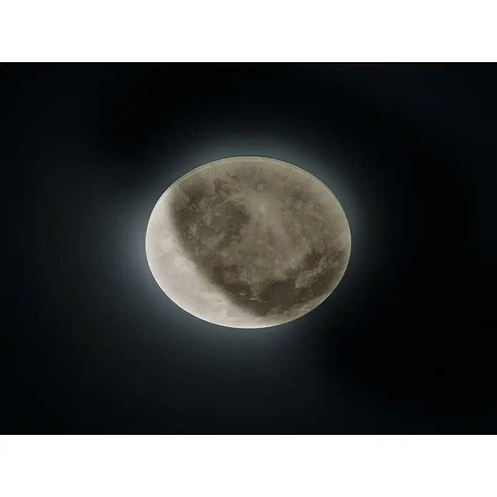 Trio Leuchten LED-Deckenleuchte rund Lunar - 22 W, Ø x H: 40 x 10 cm, Grau - Nahaufnahme des Mondes mit Kratern und Schatten, eingefangen in einem detaillierten Bild.
